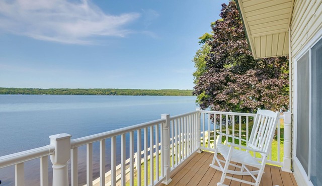 Spacious 5-bedroom waterfront house in lovely Sidney with WiFi, AC