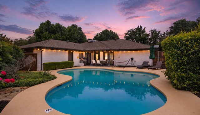 Spacious 5BR Pool, Backyard Upscale Dallas Home