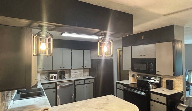 Spacious 6 Bed House, Wifi, TVs in all rooms. Jetted Tub, 2.5 Bath Close to I380 in Cedar Rapids