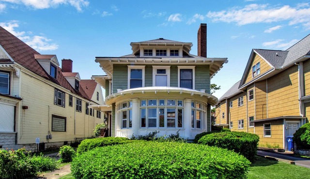 Spacious 6-bedroom house in Buffalo with Parking