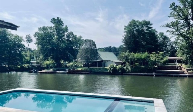 Spacious 8-bedroom house on beautiful Lake Hamilton w pool & theater room
