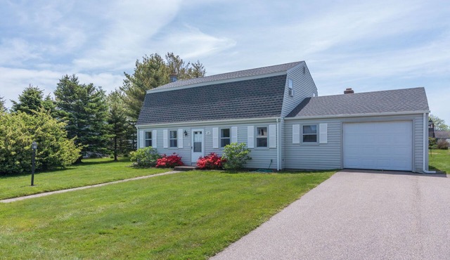 Spacious backyard, recently renovated & walking distance to Scarborough Beach!