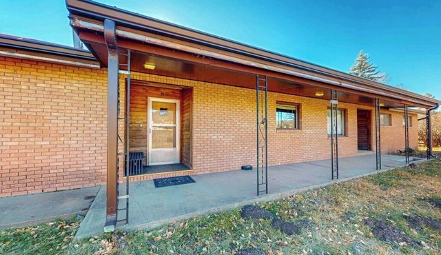 Spacious cabin with river views, private hot tub, sun room, and full kitchen!