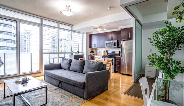 Spacious Condo Next To CN Tower 2211