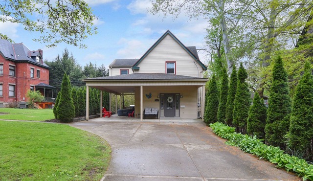 Spacious~Family Friendly~King Bed~Driveway Parking~Pets~BBQ~Outdoor