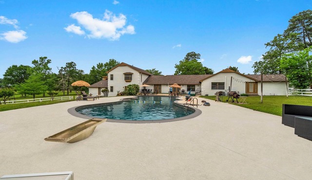 Spacious Getaway 12 Acres Whole Family w/Private Pool Sleeps 20+