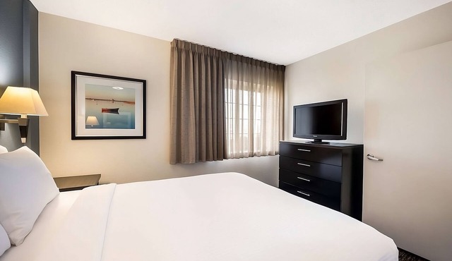 Spacious Good-Value Accommodation! 2 Posh Units, Near Central Park Reserve!