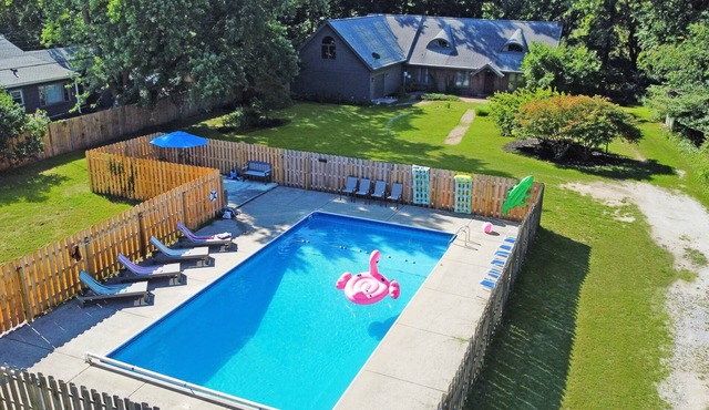 Spacious group getaway with heated pool, sauna, basketball court, and firepit. Sleeps up to 15 guests and is just minutes from Lake Michigan beaches and downtown St. Joseph. Perfect for family vacations, group trips, and relaxing Southwest Michigan. in Benton Harbor