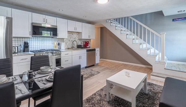 Spacious Home with Porch Sleeps 6 Near Pitt and UPMC