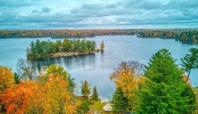 Spacious Lakefront Cottage