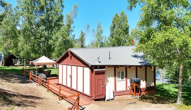 Spacious Lakefront Cabin for Groups-Sleeps 6, Kitchen, Stained Glass Charm