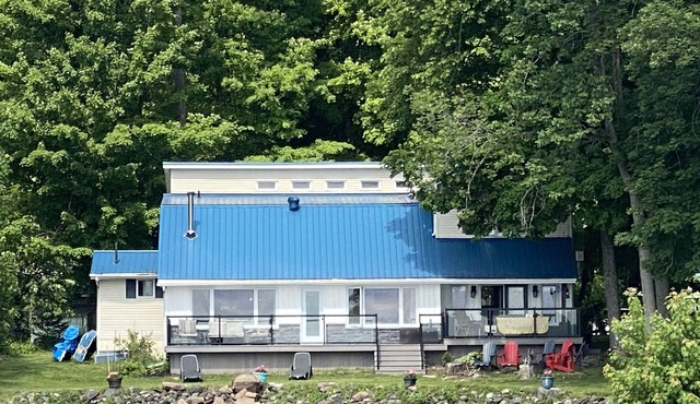 Spacious Lakefront Cottage with 2 separate wings and Bunkie in Marmora