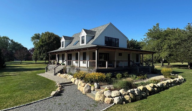 Spacious Light-Filled Coast Retreat, 4BR/Sleeps 9, Near Beaches