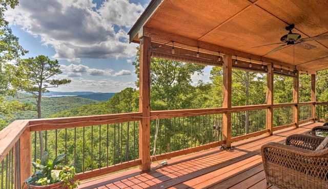 Spacious Log Cabin w/Fire Pit & Game Room!