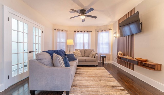 Spacious Modern 2-Bedroom - New Furniture & Garage Parking