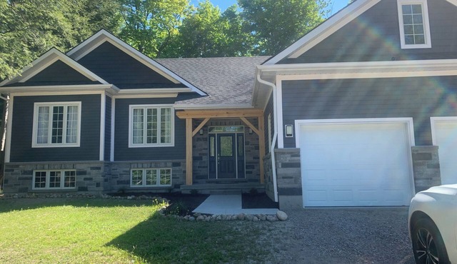 Spacious & Modern Bungalow on Cul-de-Sac: Large Deck, Wood Lot, Steps to Beach in Tiny
