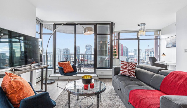 Spacious Modern High-Rise with Ocean & City Views