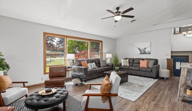 Spacious Modern Farmhouse - Pickle Ball Court & near beach!