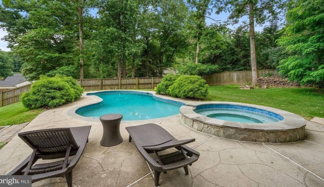 spacious open floor plan w/heated pool and hot tub - DC in Vienna