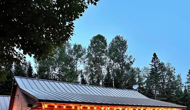 Spacious & private cabin, perfect Maine retreat. Wi-Fi, Two master suites