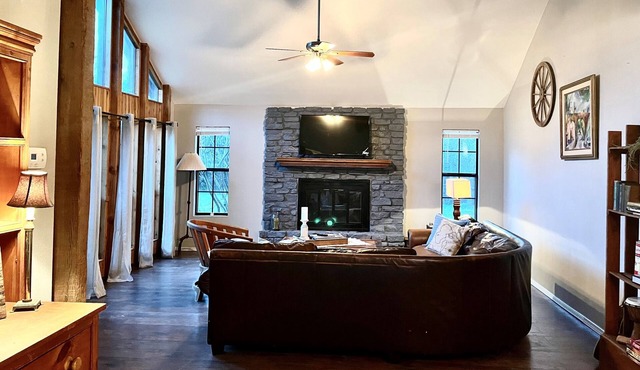 Spacious rustic retreat with fireplace, outdoor ambiance close to hiking trails.