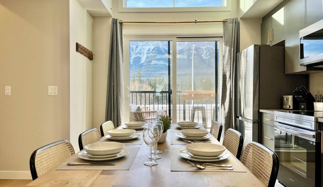 Spacious Separate Address Combo Up to 17 Retreat w/Hot Tub, Parking, AC & Views