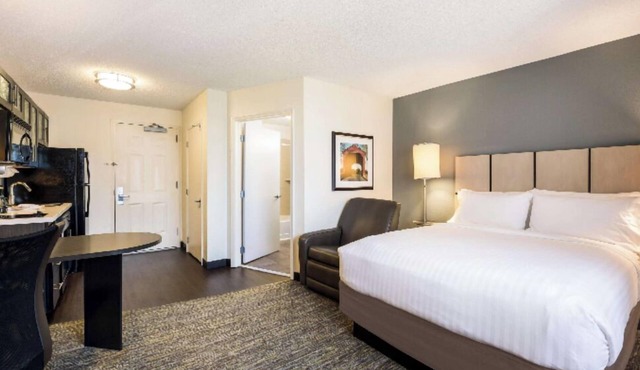 Spacious Unit with Fully-equipped Kitchen, Pets Allowed, Onsite Parking