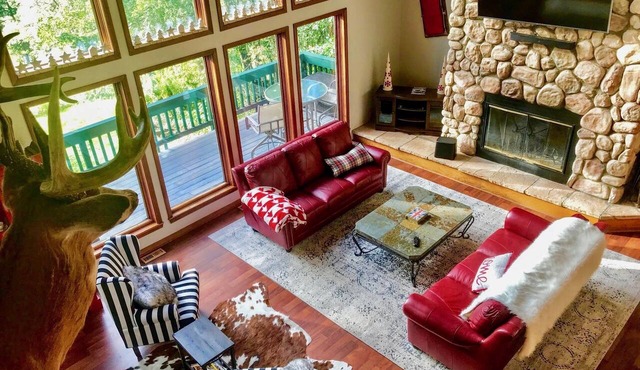 Spectacular chalet with view of ski slopes!