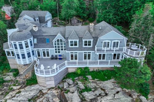 Spectacular oceanfront retreat with amazing views, sunroom & washer/dryer