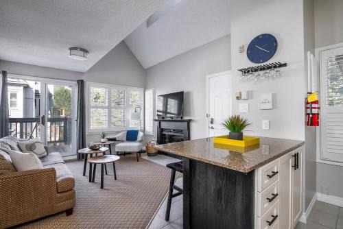 Stay A While Ski-In-Out Hot Tub & Shuttle