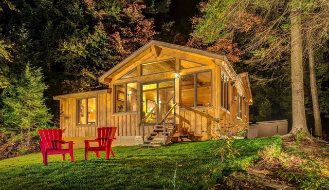 Stay in this cozy cabin rental in Piseco Lake, New York!
