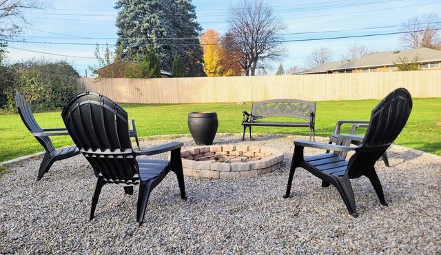 Stella's Ranch: 3BR with game room, sunroom, and huge yard. Pet friendly!