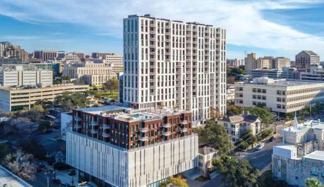 Studio unit/Austin - Full Kitchen, W/D, Rooftop Pool, & More!