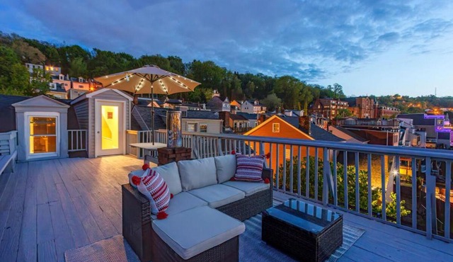 Stunning Apt w Rooftop & Game Room - Sleeps 10