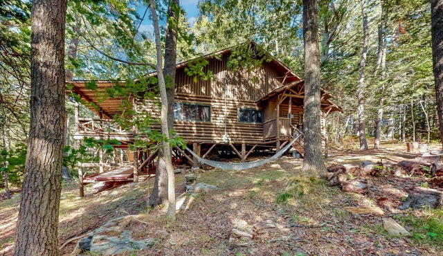 Stunning log cabin with fireplace & nature views - near shopping & dining