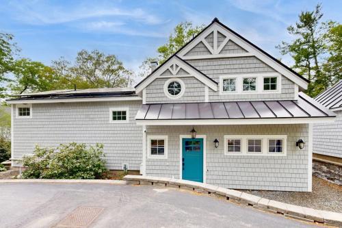 Stunning riverfront home, hot tub, BBQ, and washer & dryer