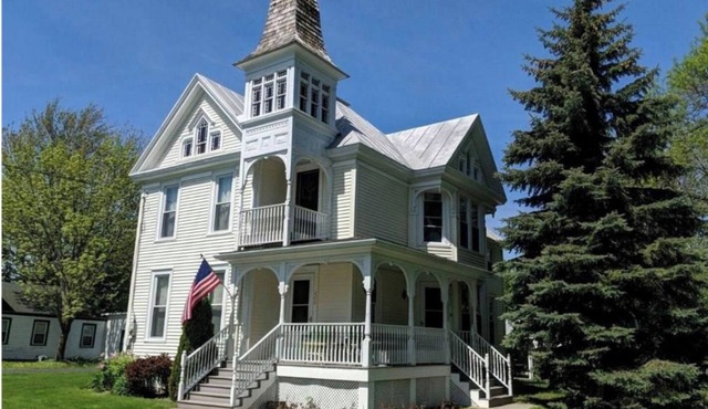Stunning Victorian with pool!