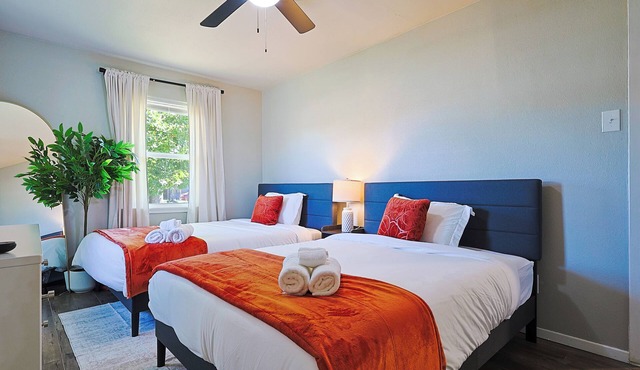 Stylish Dallas Retreat - Sleeps 14 - Game Room + Prime Location near Galleria