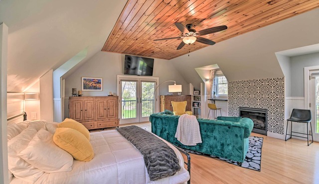 Stylish Studio w/Fireplace ~ 3 Mi From Dtwn!