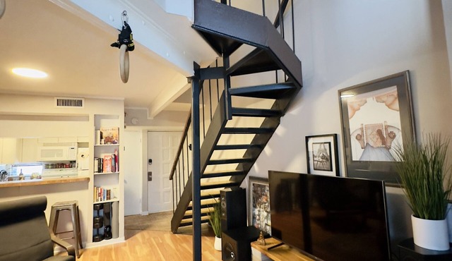 Stylish Uptown Dallas Loft: Pet-Friendly, Hi-Fi Sound, Private Patio & Grill