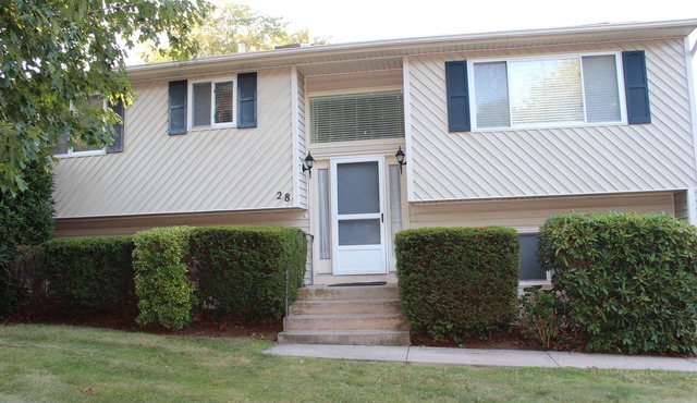 Summer Beach House close to Narragansett Beaches - Beach passes included