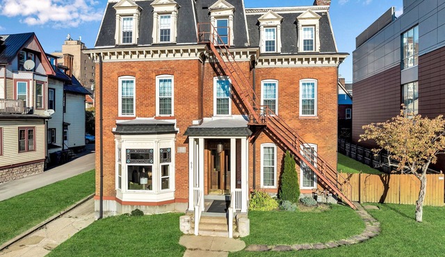 Sun Filled Apt w/Dedicated Office
