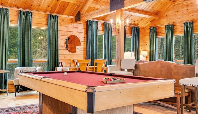 Sunday River Lakefront Grand Cabin, Sleeps 20, Hot tub, fire pit, pets welcome