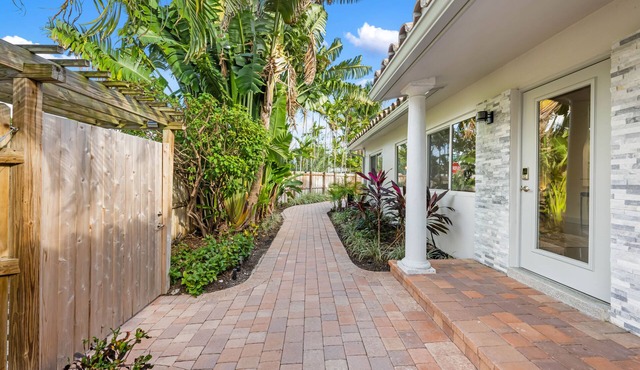 Sunny Paradise Getaway, Private Solar Heated Pool