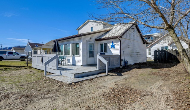 Sunset Bay Cottage: Walk to Lake Erie & Beach!