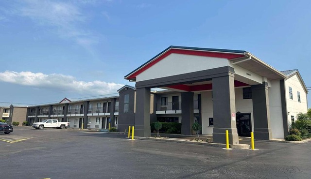 Super 8 by Wyndham Monroe