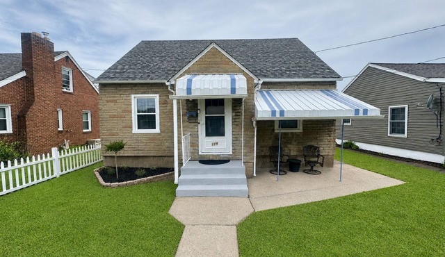 Super Clean 2BR House: Quiet, Safe, Near Hwy, Big TV, Nightlife, Porch, by River