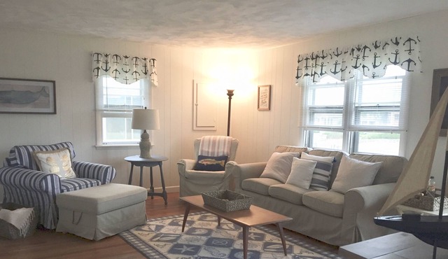 Super cute 3BR cottage with water view!