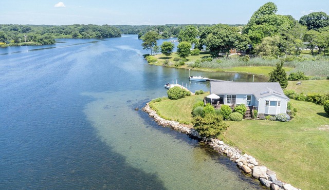 Sweet Family Cottage on Beautiful Potter's Pond in East Matunuck