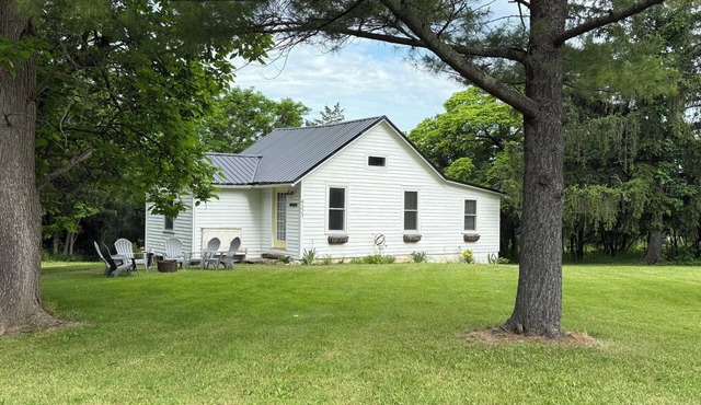 Sweet retreat amongst local eats, award-winning wineries, craft brews & hikes!